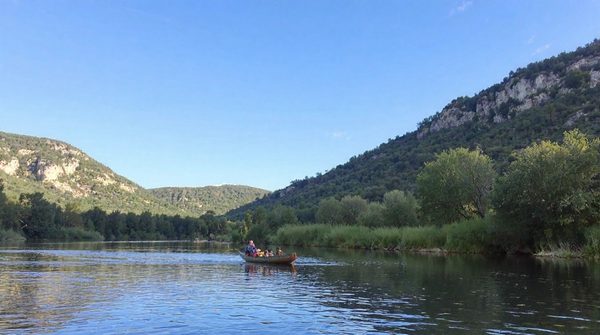 Canoë en ardèche : explorez la nature à vallon pont d'arc